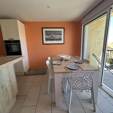 Grand Climatise Avec Balcon Et Parking A Saint-pierre-la-mer - Fr-1-229d-160 아파트 *